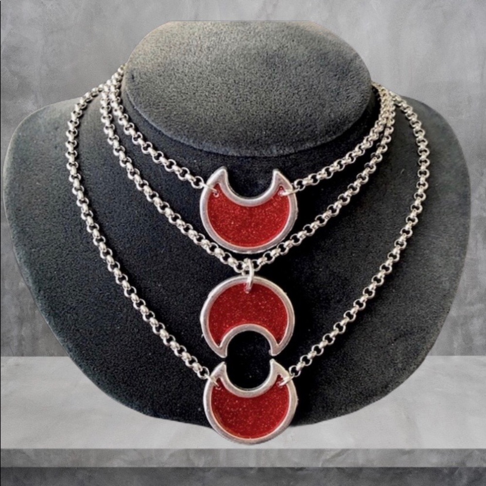 Red & silver resin crescent moons 3 layer necklace - Picture 2 of 10